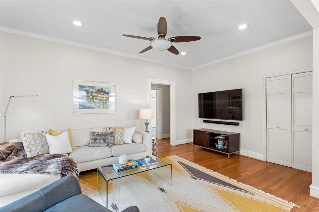 Building Photo - Room in Apartment on Lakeshore Dr