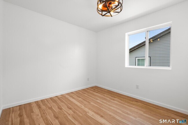 Building Photo - 810 Brewster St