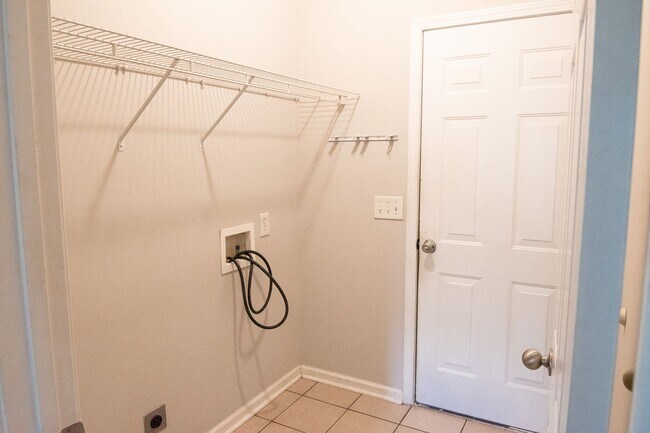 Building Photo - Main level living in Murfreesboro!