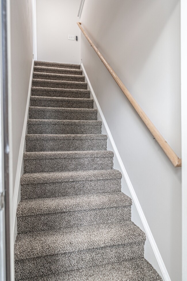 Building Photo - 135 Almond Dr