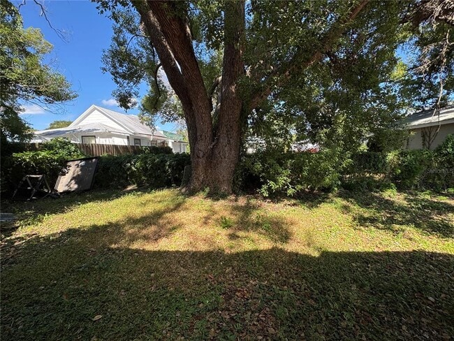 Building Photo - 1022 E 14th Ave