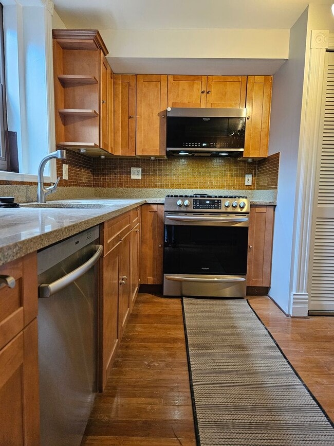 Building Photo - Charming 3BR Rowhome in Bloomingdale