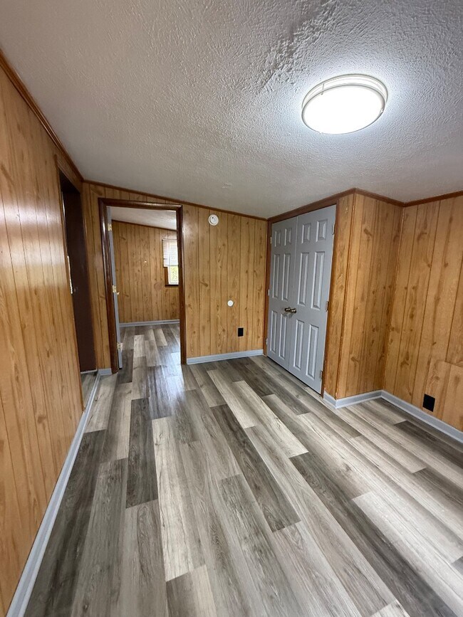 Building Photo - 221 Valley Pike Rd