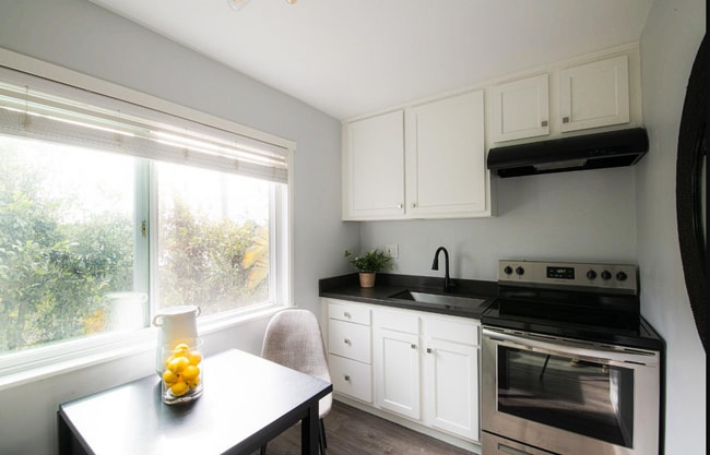 Building Photo - La Jolla Studio With Ocean Views