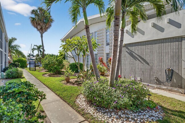 Building Photo - Vacation Rental 1 Bedroom 1 Path