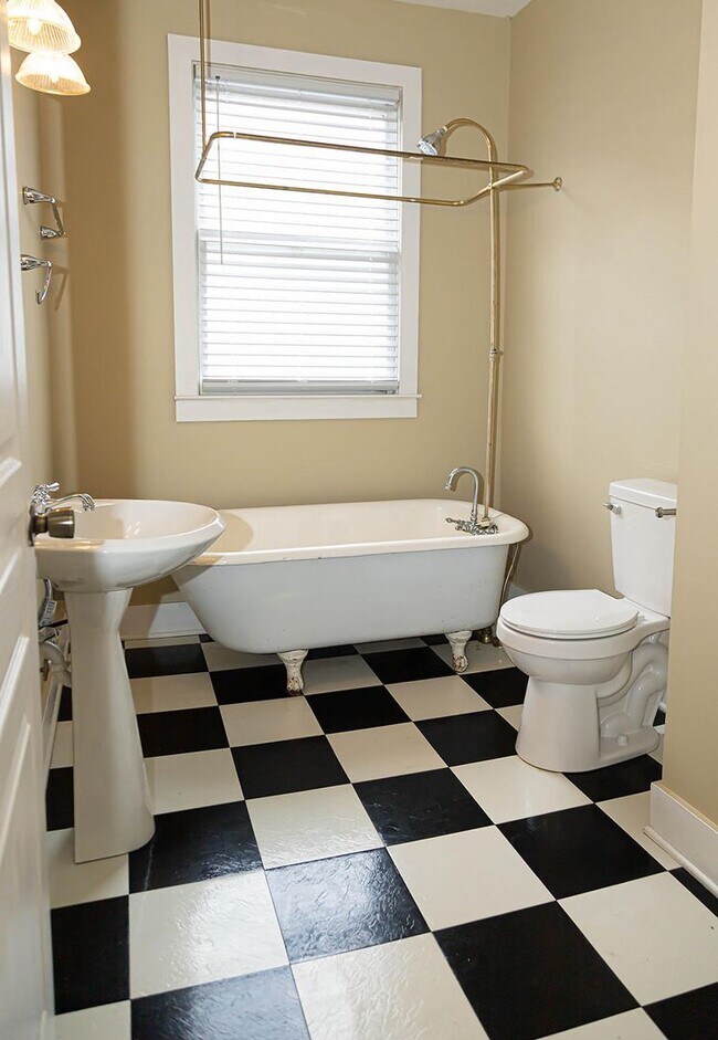 Building Photo - Spacious 2 Bedroom Walkable to Downtown