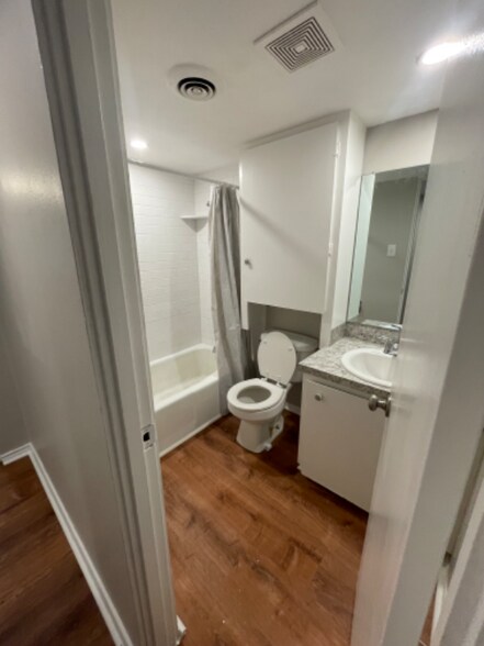 Building Photo - 208 E Starr Ave