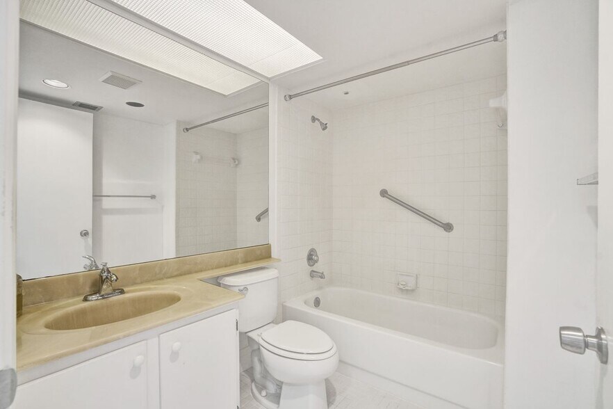 Building Photo - 1501 Cayman Way