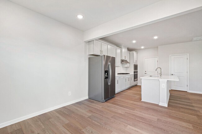 Building Photo - Stunning 3-Bedroom Residence in Oak Manor,...