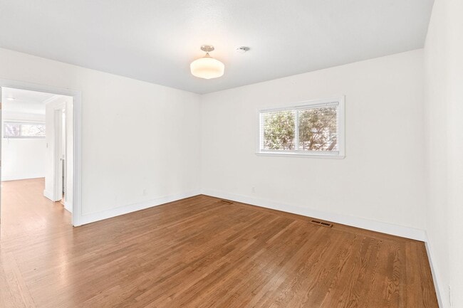Building Photo - Charming & Spacious Single Family Home