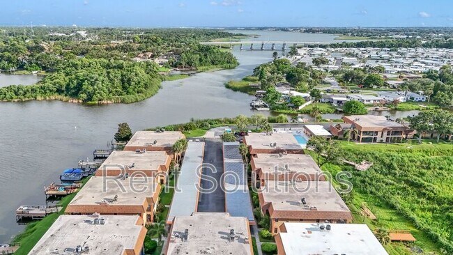 Building Photo - 10192 Seminole Island Dr