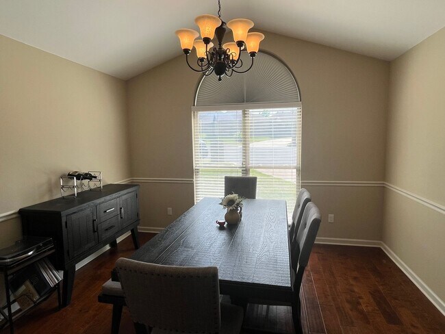 Building Photo - New Listing!