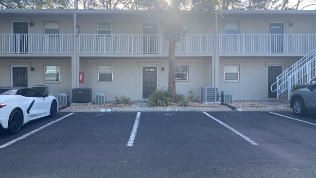 Building Photo - Updated 1-Bedroom Condo in a Gated Communi...