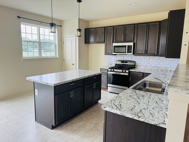 Building Photo - Spacious 3BR Townhome in Middletown