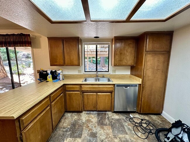 Building Photo - 3 Bedroom 2 Bathroom House in Desirable Al...