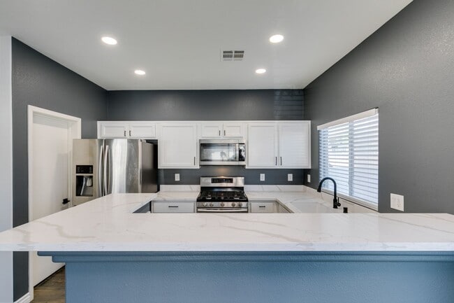 Building Photo - Stylish Townhouse Near the Strip with Dual Suites
