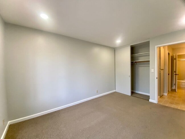 Building Photo - Cozy 1-bedroom Condo for Rent- Parkmont!