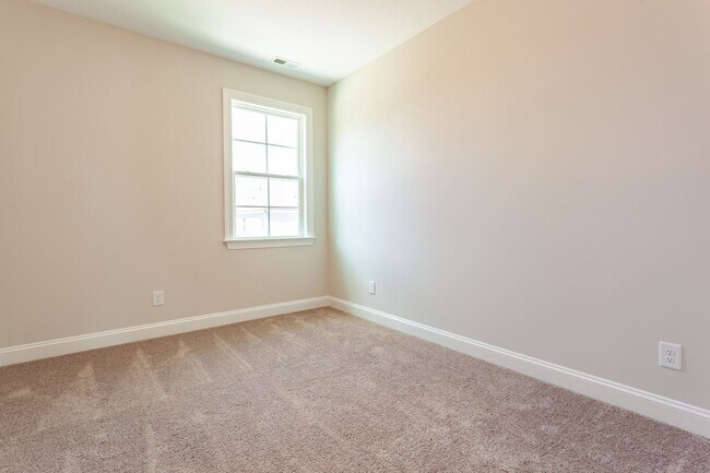 Building Photo - BEAUTIFUL TOWNHOME WITH COMMUNITY POOL