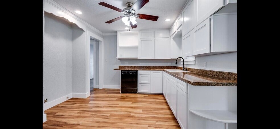 Building Photo - 702 W Brockett St