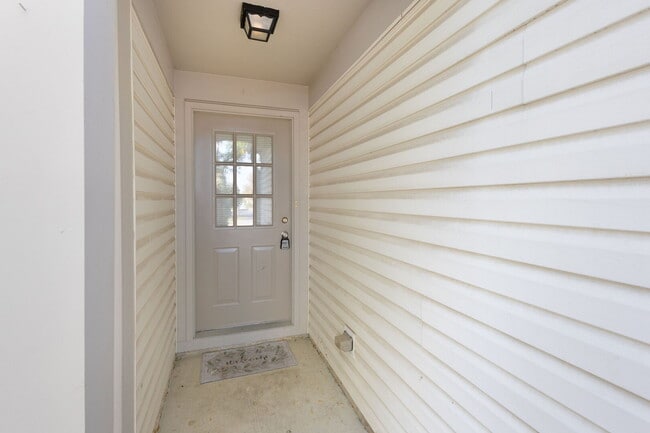 Building Photo - 2877 Stonewater Dr