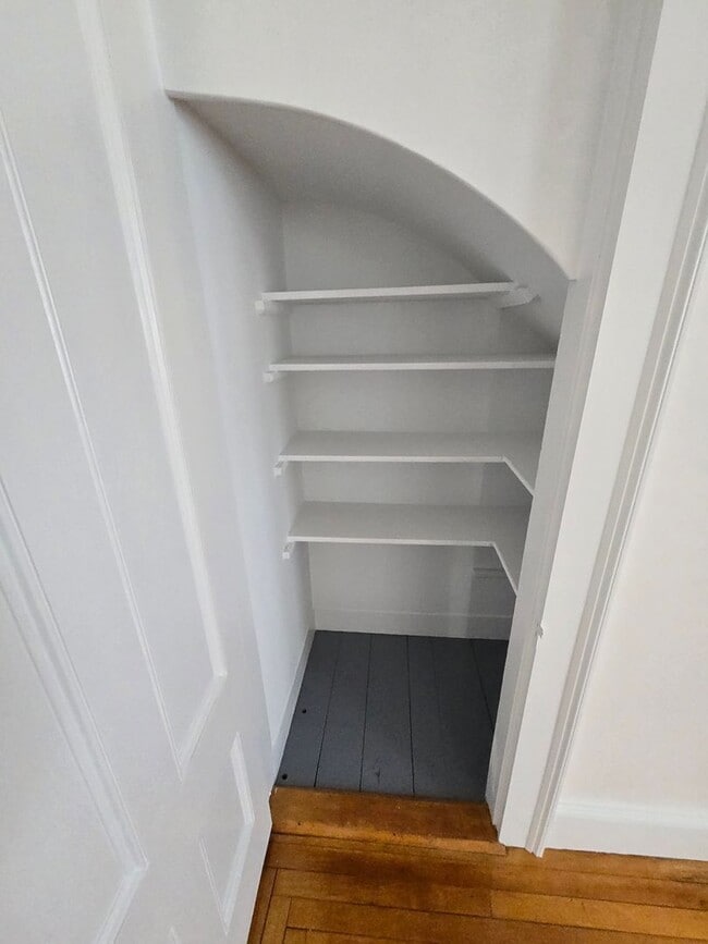 Building Photo - Updated 2 Bedroom Apartment!