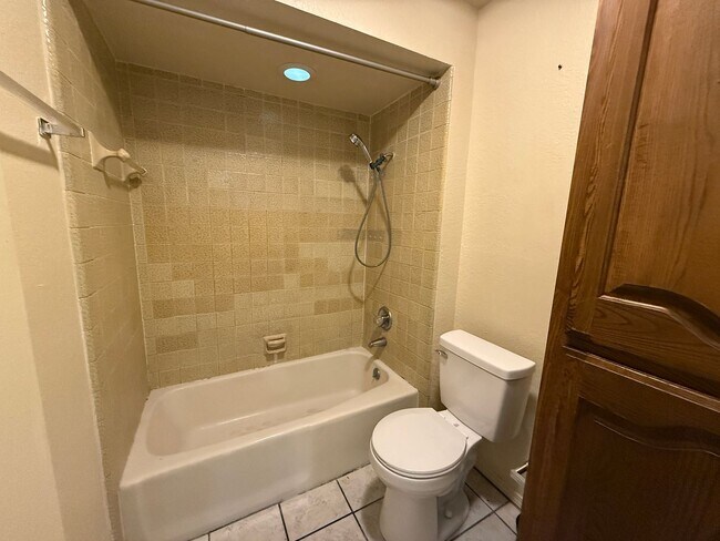 Building Photo - Huge Master Suite, culd-du-sac, Jenks Scho...