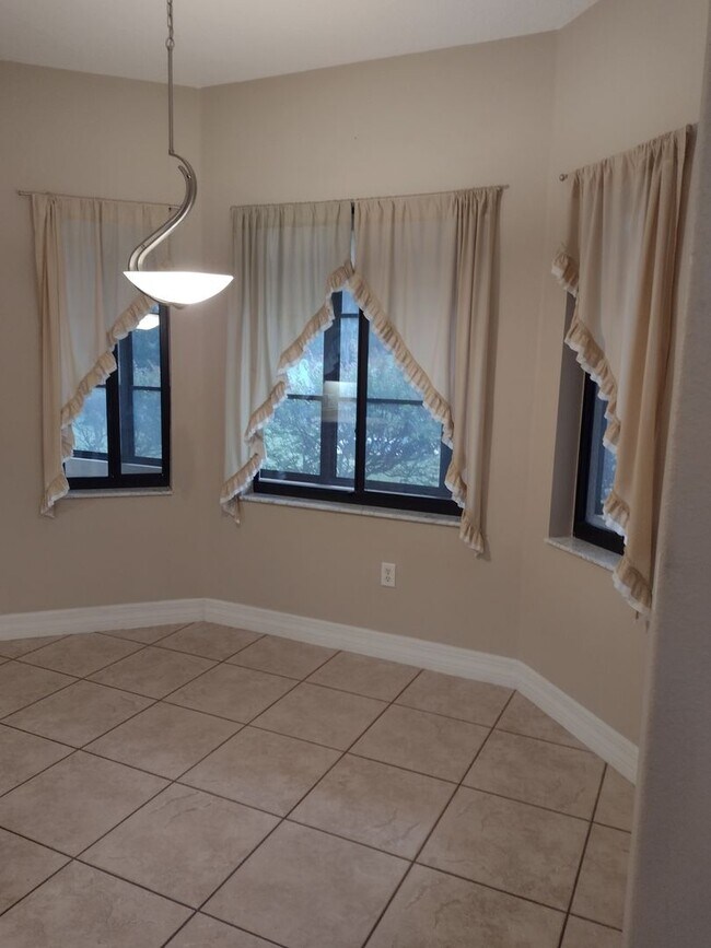 Building Photo - 592 Dowling Cir