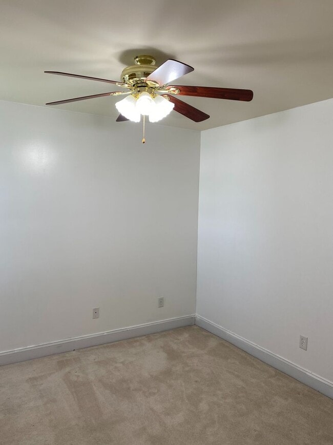 Building Photo - Stunning 4bdrm/2.5bth Home w/Loft Located ...