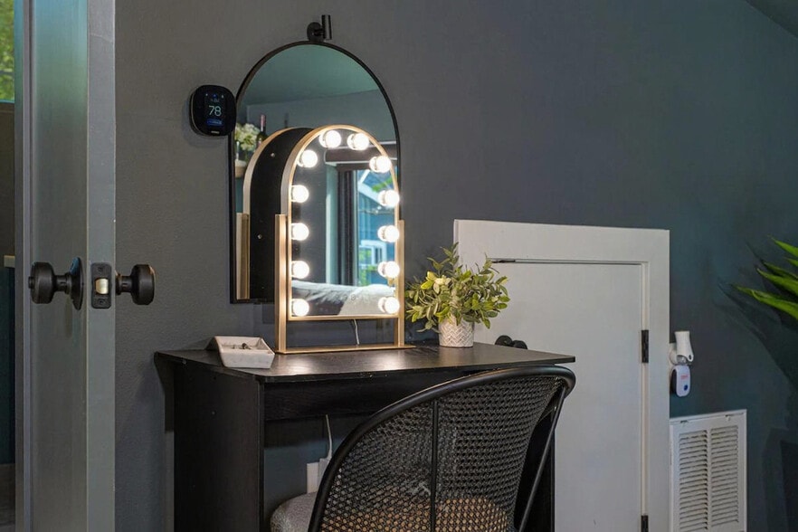 Building Photo - 1818 W 39th St