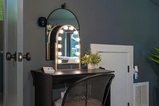 Building Photo - 1818 W 39th St