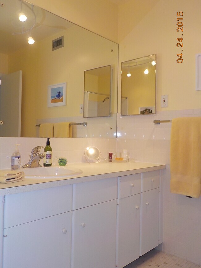 Building Photo - 100 The Esplanade S