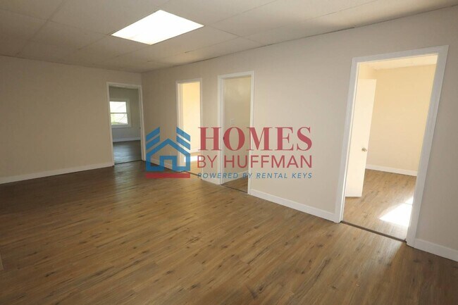 Building Photo - Four Bedroom House | One Bathroom