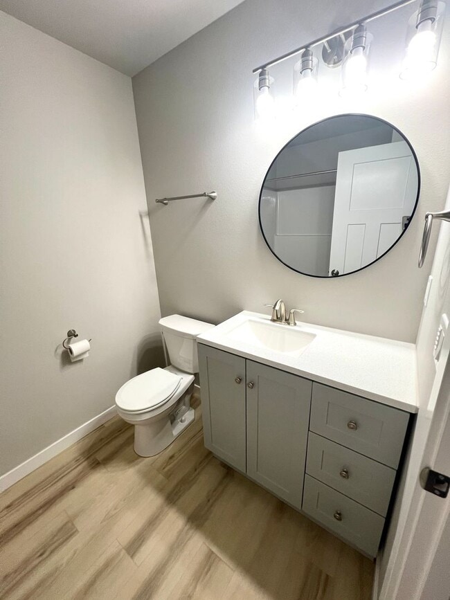 Building Photo - Beautiful 3 bed 2.5 bath Duplex Conveniently Located In Lebanon!