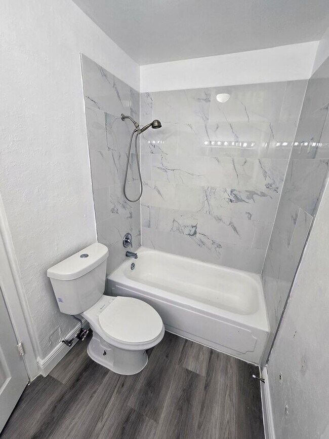 Building Photo - Large Two bedrooms with a cover patio