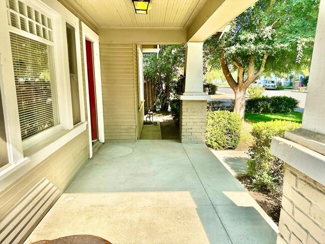 Building Photo - Charming 3/1 in the Heart of Tower Distict