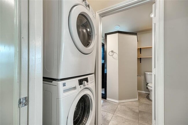 Building Photo - 2705 La Mesa Dr