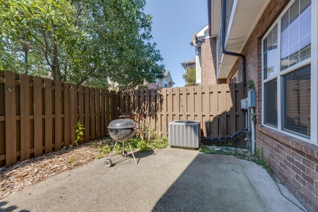 Building Photo - 816 Hillview Heights