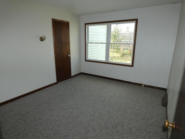 Building Photo - 326 N Monroe St