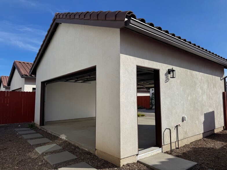 Building Photo - 1101 W 2nd St