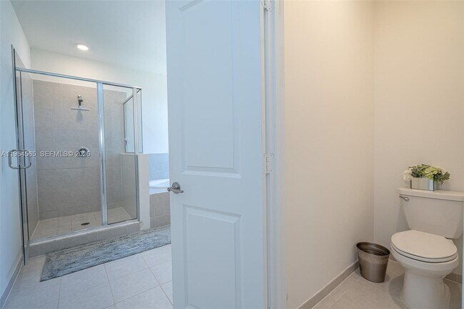 Building Photo - 139 NE 27th Terrace