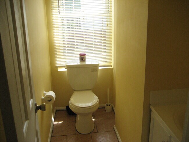 Building Photo - 1507 Gales St NE