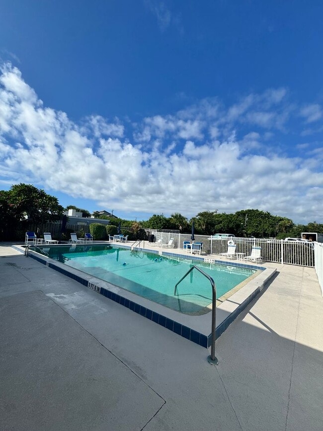 Building Photo - Live the ultimate beachside lifestyle!