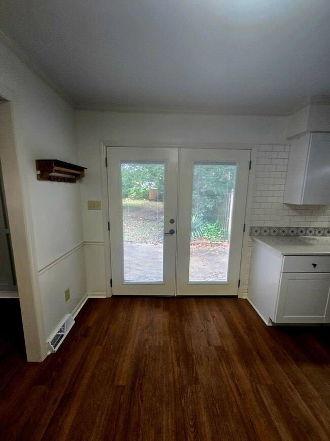 Building Photo - Lindley Park Rental!