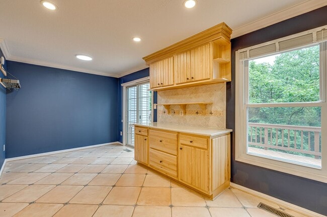 Building Photo - Fantastic townhome in Alexandria