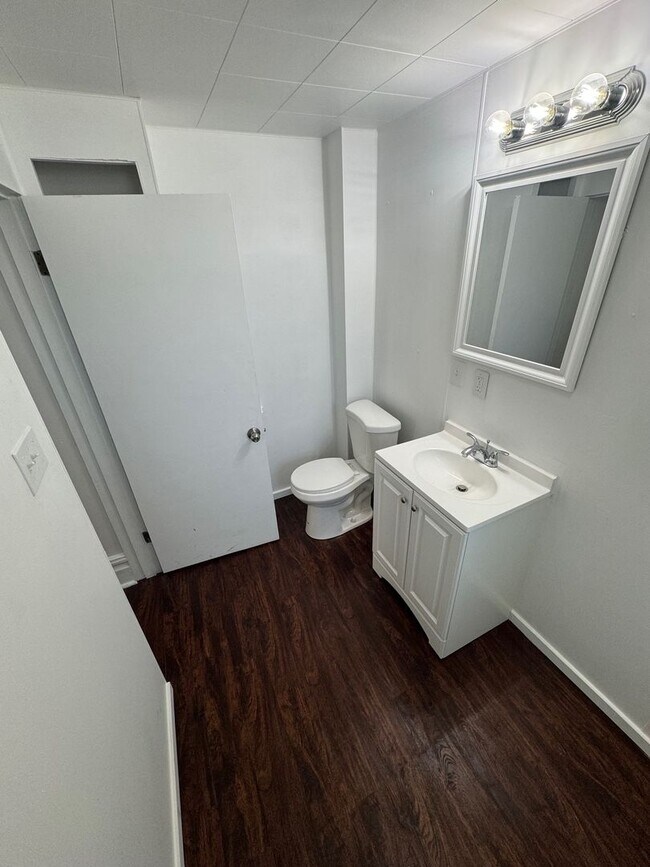 Building Photo - Spacious 4-Bed 2-Bath House!!