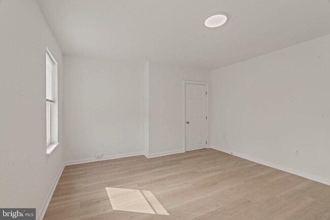 Building Photo - 19 W Seymour St