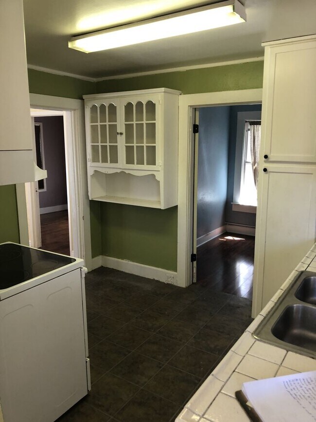 Building Photo - ALL UTILITIES INCLUDED - ONE BLOCK FROM UN...