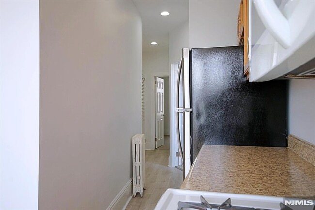 Building Photo - 154 Undercliff Ave