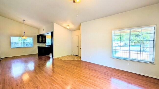 Building Photo - Beautiful 3BD/2BTH Single Family Home on C...