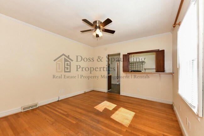Building Photo - 1802 W Friendly Ave